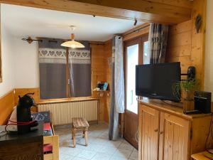 a living room with a television and a window at La faucille in Praranger