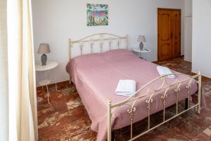 a bedroom with a bed with a pink blanket at Villa D'Angelo in Casalbordino