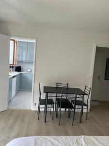 Η κουζίνα ή μικρή κουζίνα στο Le Studio Calme et Moderne