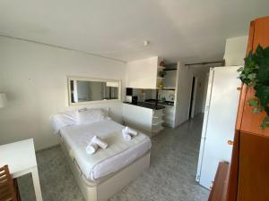 A kitchen or kitchenette at The Moon Studio by Hello Homes Sitges Még 6 kép