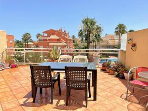 een terras met een tafel en stoelen op een balkon bij Dúplex Jardines de Denia I in Denia
