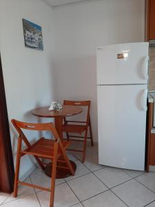 A kitchen or kitchenette at Studios Achileus 2