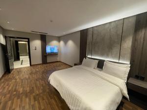 a bedroom with a large white bed and a flat screen tv at شقق درر رامه للشقق المخدومة 2 in Riyadh