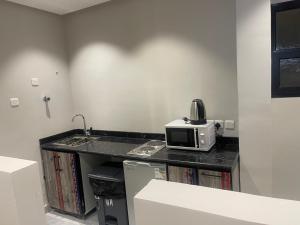 a kitchen with a counter with a microwave on it at شقق درر رامه للشقق المخدومة 2 in Riyadh +21 photos
