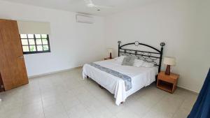 ein Schlafzimmer mit großem Bett und Fenster in der Unterkunft Casa Cecilia in Cozumel