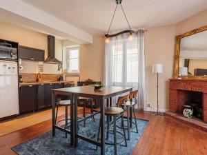 Η κουζίνα ή μικρή κουζίνα στο Bel appartement moderne à 2 pas de la plage et rue piétonne, centre-ville, calme, WIFI inclus - FR-1-4-692 +5 φωτογραφίες