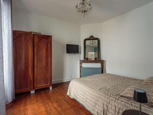 Ένα ή περισσότερα κρεβάτια σε δωμάτιο στο Bel appartement moderne à 2 pas de la plage et rue piétonne, centre-ville, calme, WIFI inclus - FR-1-4-692