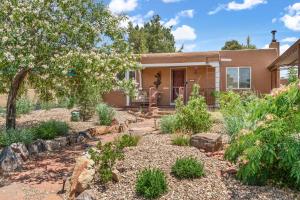 a home with a garden in front of it at Unm Studentsparents At Discounted Prices in Albuquerque