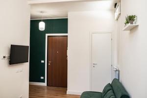 een woonkamer met een groene accentmuur en een bank bij Domina Apartments Roma - San Pietro 2 in Rome +9 foto's
