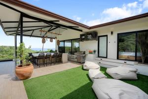 Zahrada ubytování Luxe Tropical Villa with Sparkling Infinity Pool, Panoramic Ocean Views & Community Amenities