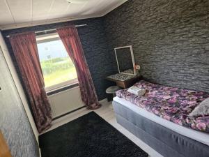 a bedroom with a bed and a brick wall at Villa med egen parkering. Möjlighet att boka från 1 och upp till 5 personer. in Örebro