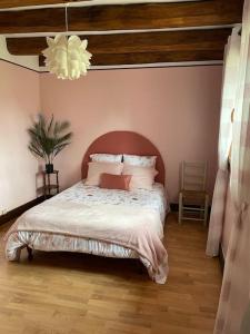 Ένα ή περισσότερα κρεβάτια σε δωμάτιο στο Gîte de la Rouge Roye