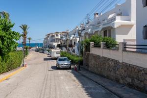 un coche aparcado al lado de una calle con edificios en Torreguadiaro flat - 2 min to beach, en San Roque