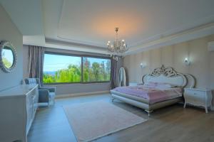 Villa Belis&Liya في فتحية: غرفة نوم كبيرة بها سرير ونافذة كبيرة +46 صورة