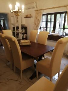 une salle à manger avec une table et des chaises en bois dans l'établissement Casa Mimosa, à São Brás de Alportel