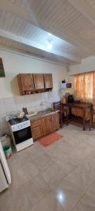 een keuken met houten kasten en een kookplaat met oven bij LUZ BELLA in Oberá