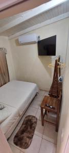 een kleine kamer met een bed en een tafel bij LUZ BELLA in Oberá