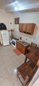 een keuken met houten kasten en een witte koelkast bij LUZ BELLA in Oberá