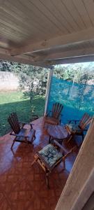 een afgeschermde veranda met stoelen en een tafel bij LUZ BELLA in Oberá