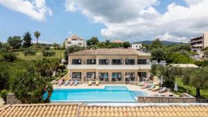 eine Villa mit Swimmingpool und einem Haus in der Unterkunft We Summer in Dassia