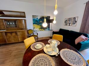 a living room with a wooden table and chairs at Artystyczna przestrzeń z widokiem na jeziora in Iława