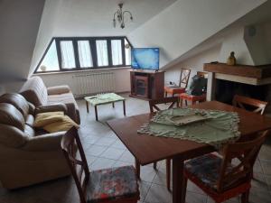 a living room with a couch and a table at la dimora delle nevi in Ateleta