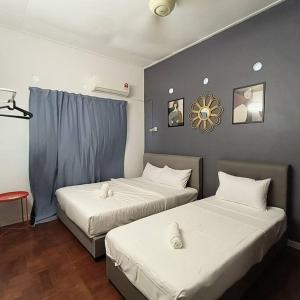 Postel nebo postele na pokoji v ubytování Getaway Hometsay Neaby Beach batu Ferringghi 4BR for 15px