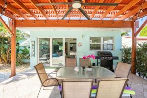 Αίθριο ή υπαίθριος χώρος στο Stylish Pool Home Near Beach Family-friendly Fun