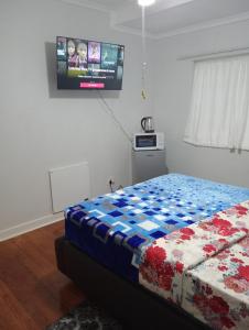 Μια τηλεόραση ή/και κέντρο ψυχαγωγίας στο Moonlight Guest House