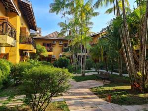 een park met een bankje voor een gebouw bij Ilha Flat 4-106 in Ilhabela