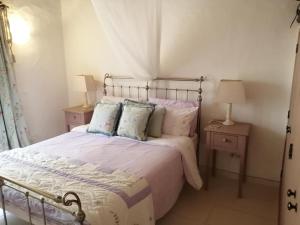 une chambre avec un lit avec deux tables de nuit et deux lampes dans l'établissement Casa Mimosa, à São Brás de Alportel 31 autres photos