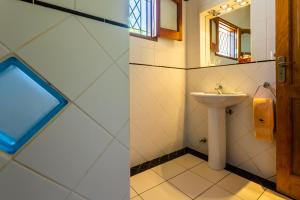 Ein Badezimmer in der Unterkunft Mbuni Granja de Avestruz