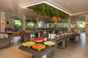 uma linha de buffet com muitos tipos diferentes de alimentos em Grinbergs Village Hotel em Socorro