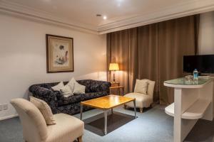 Uma área de estar em Plaza São Rafael Hotel