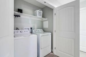 صورة لـ New Custom Built 6 BDRM Home - Pool & Mins To Beach! في ميناء أرانساس