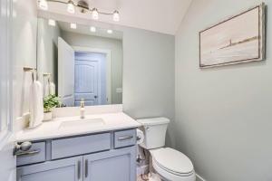 صورة لـ New Custom Built 6 BDRM Home - Pool & Mins To Beach! في ميناء أرانساس