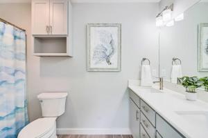 صورة لـ New Custom Built 6 BDRM Home - Pool & Mins To Beach! في ميناء أرانساس