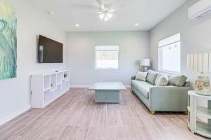 صورة لـ New Custom Built 6 BDRM Home - Pool & Mins To Beach! في ميناء أرانساس