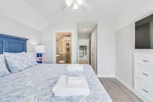 صورة لـ New Custom Built 6 BDRM Home - Pool & Mins To Beach! في ميناء أرانساس