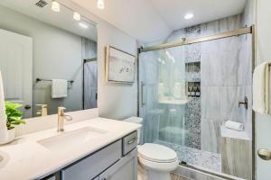 صورة لـ New Custom Built 6 BDRM Home - Pool & Mins To Beach! في ميناء أرانساس