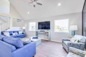 Posezení v ubytování New Custom Built 6 BDRM Home - Pool & Mins To Beach!
