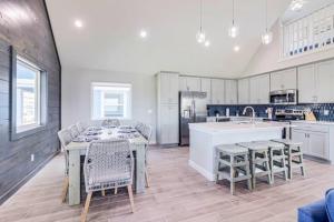 صورة لـ New Custom Built 6 BDRM Home - Pool & Mins To Beach! في ميناء أرانساس