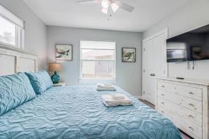 صورة لـ New Custom Built 6 BDRM Home - Pool & Mins To Beach! في ميناء أرانساس