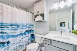 صورة لـ New Custom Built 6 BDRM Home - Pool & Mins To Beach! في ميناء أرانساس