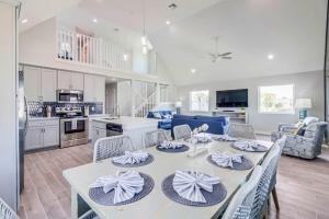 صورة لـ New Custom Built 6 BDRM Home - Pool & Mins To Beach! في ميناء أرانساس