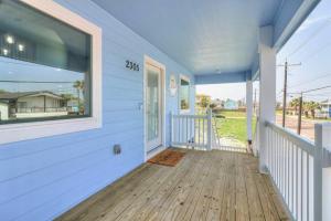 صورة لـ New Custom Built 6 BDRM Home - Pool & Mins To Beach! في ميناء أرانساس