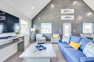 Posezení v ubytování New Custom Built 6 BDRM Home - Pool & Mins To Beach! + 37 fotografií
