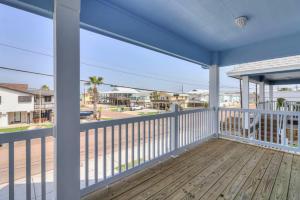 صورة لـ New Custom Built 6 BDRM Home - Pool & Mins To Beach! في ميناء أرانساس