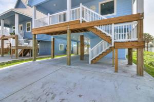 صورة لـ New Custom Built 6 BDRM Home - Pool & Mins To Beach! في ميناء أرانساس