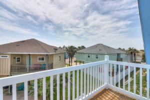 صورة لـ New Custom Built 6 BDRM Home - Pool & Mins To Beach! في ميناء أرانساس